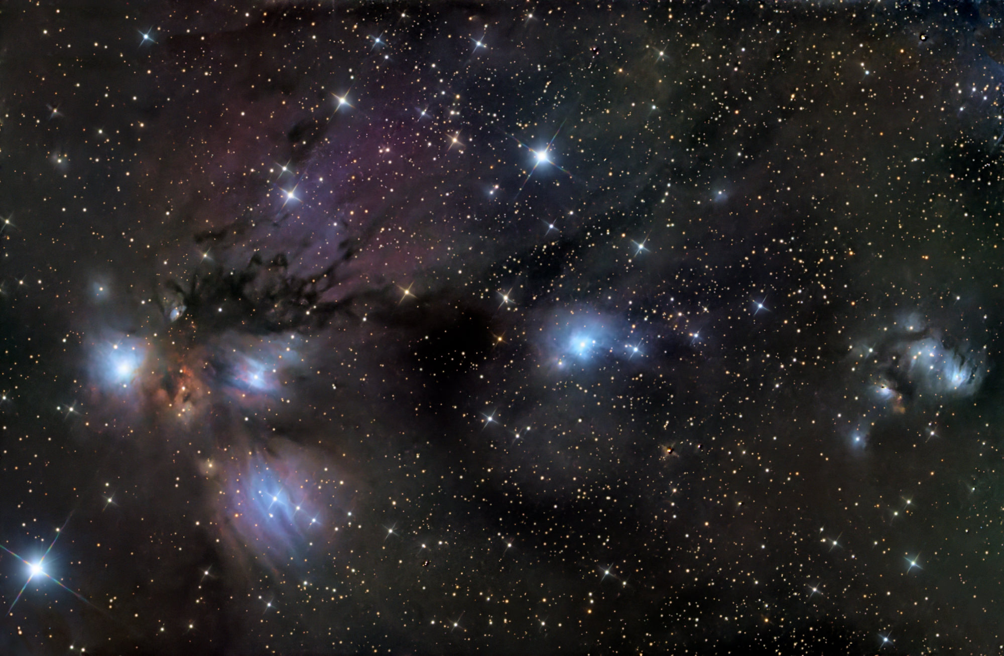 Der farbige Nebelkomplex im linken Bildteil ist der Engel(chen)nebel im Sternbild Einhorn. Rechts davon schließen sich die bläulichen Reflextionsnebel VdB 72 und VdB 73 an.